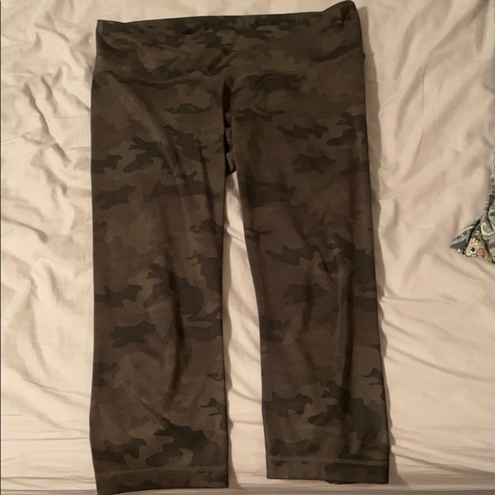 LULULEMON CAMO CROP LEGGINGS SIZE 10